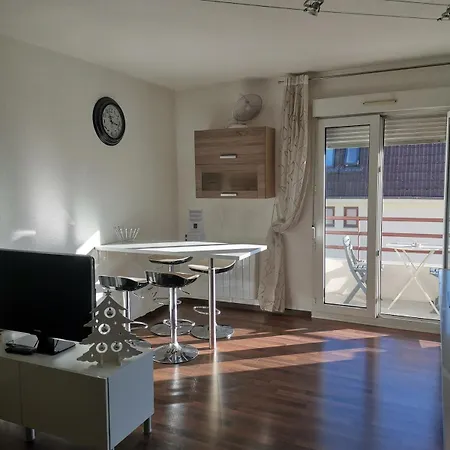 Апартаменты Charming Little With Bedroom Страсбург