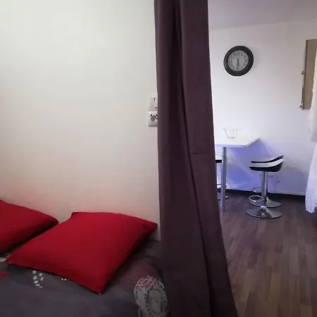 Charming Little With Bedroom Апартаменты