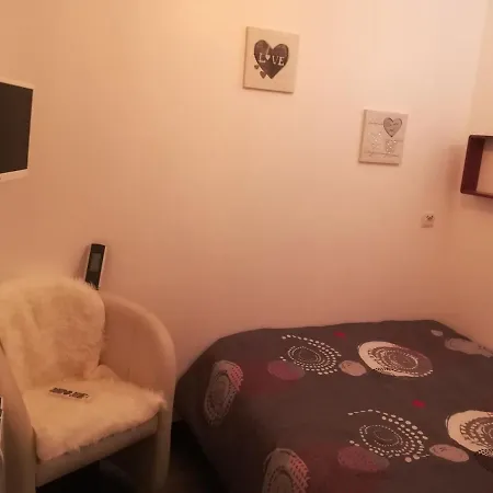 Апартаменты Charming Little With Bedroom Страсбург